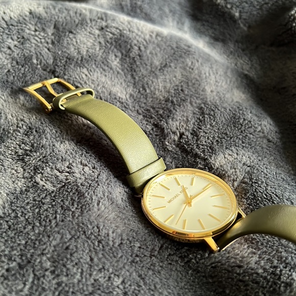 Michael Khors Watch - Picture 8 of 10